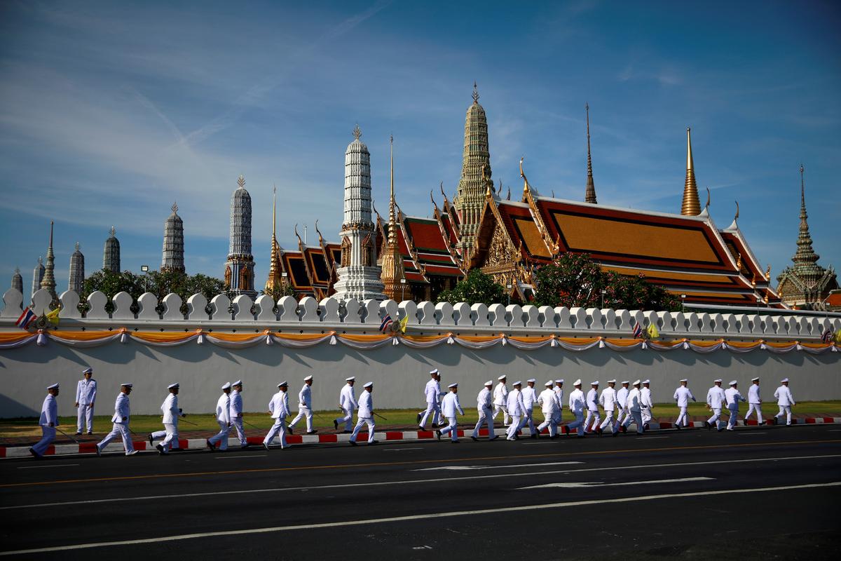 Officials walk past the Grand Palace during the coronation of King Maha Vajiralongkorn in Bangkok, Thailand, May 4, 2019. (Reuters/Navesh Chitrakar)