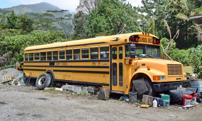 Mom Living in Broken Bus With 3 Kids Thinks It’s a ‘Prank’ When Stranger Offers a House