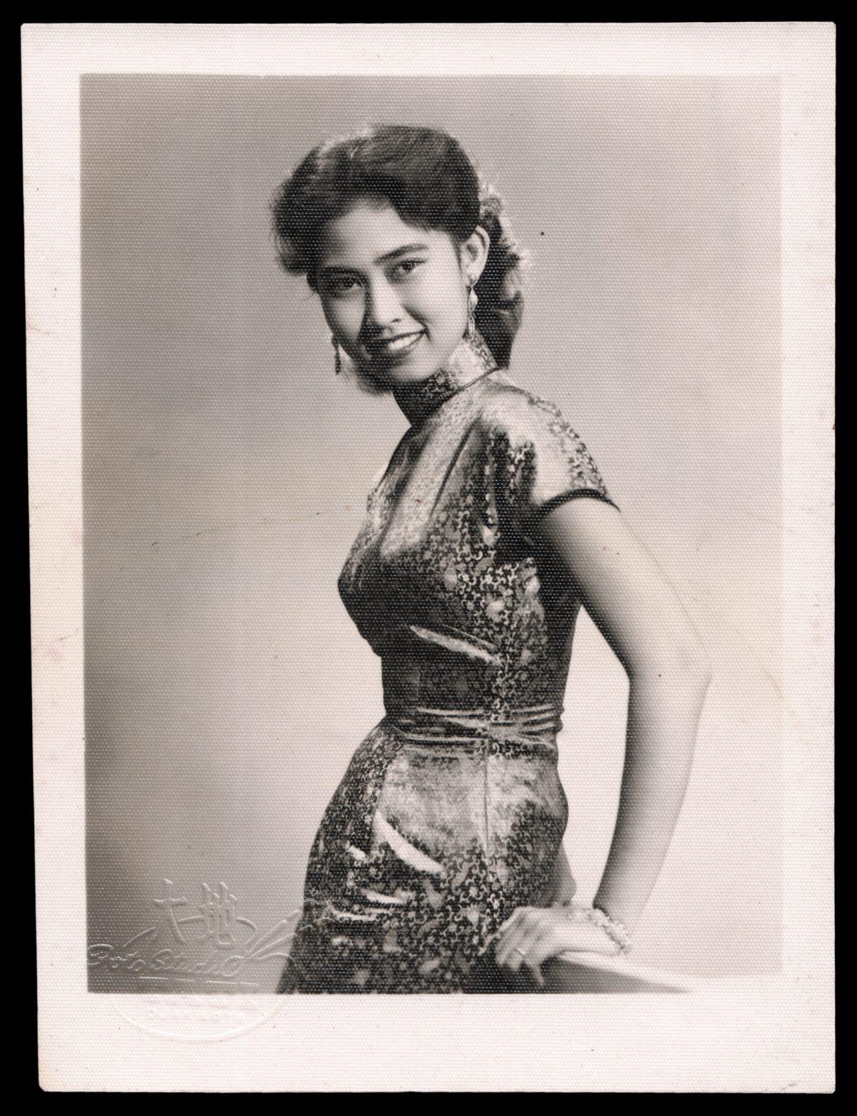 Indonesian actress Aminah Cendrakasih in 1959. Throughout the latter half of the 20th century, the qipao was popularized by celebrities all around the world. Tati Photo Studios, Jakarta. (Public Domain)