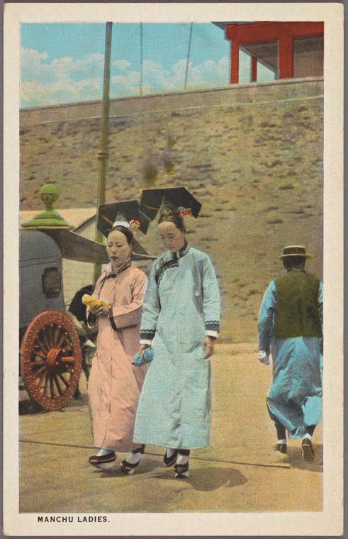 Two Manchurian women sport the long, loose-fitting dresses that were in style during the Qing Dynasty. (Courtesy of The New York Public Library Digital Collections)