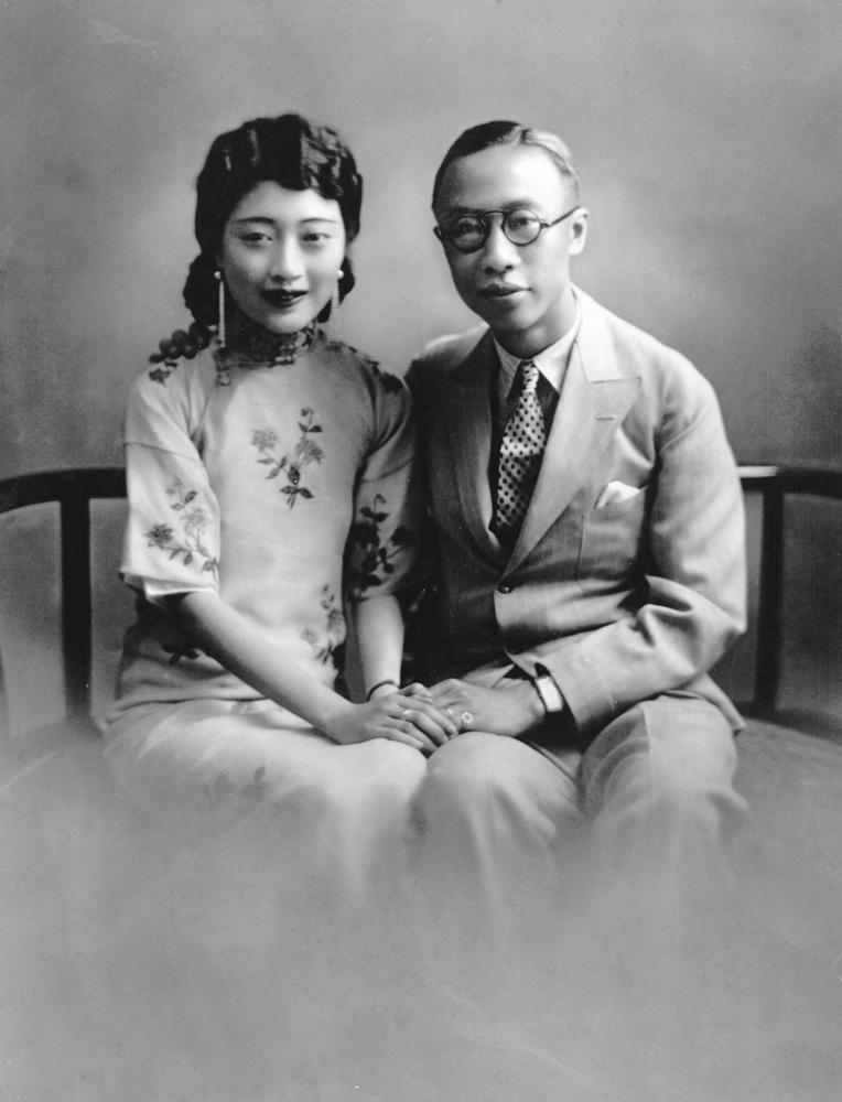 The last imperial couple of China, the emperor Puyi with the empress Wan Rong. Wan Rong, who received a Western education prior to becoming empress, is wearing a short-sleeve embroidered qipao. Rumor says she asked her personal tailor to redesign the traditional Qing Dynasty qipao using Western techniques. (Public Domain)