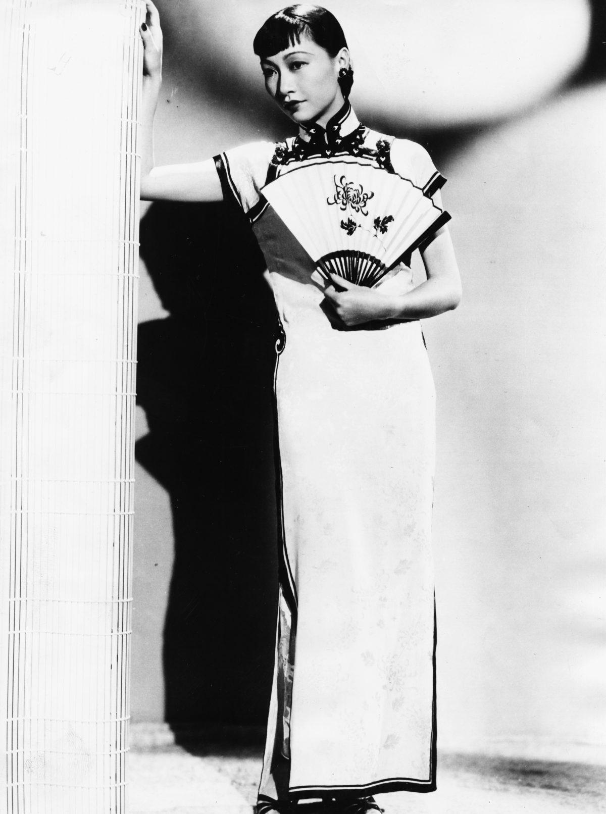 Anna May Wong, the first Asian-American Hollywood actress. Anna May Wong’s qipao features a contrasting border that adorns the lapel, collar, sleeves, slit, and hem. (Keystone/Hulton Archive/Getty Images)