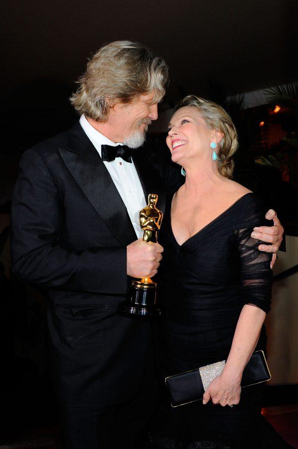 Bridges and Geston celebrate at the Academy Awards Governor's Ball in 2010 (©Getty Images | <a href="https://www.gettyimages.com/detail/news-photo/actor-jeff-bridges-winner-of-best-actor-award-for-crazy-news-photo/97523806">Kevork Djansezian</a>)