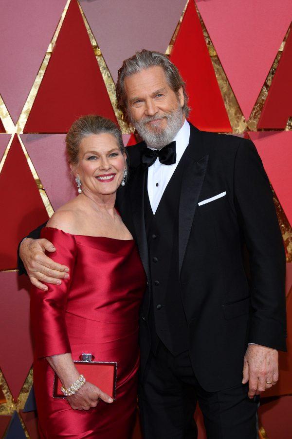 Geston and Bridges attend the 89th Annual Academy Awards in Hollywood, 2017 (©Getty Images | <a href="https://www.gettyimages.com/detail/news-photo/susan-geston-and-jeff-bridges-attend-the-89th-annual-news-photo/645668108">Kevork Djansezian</a>)