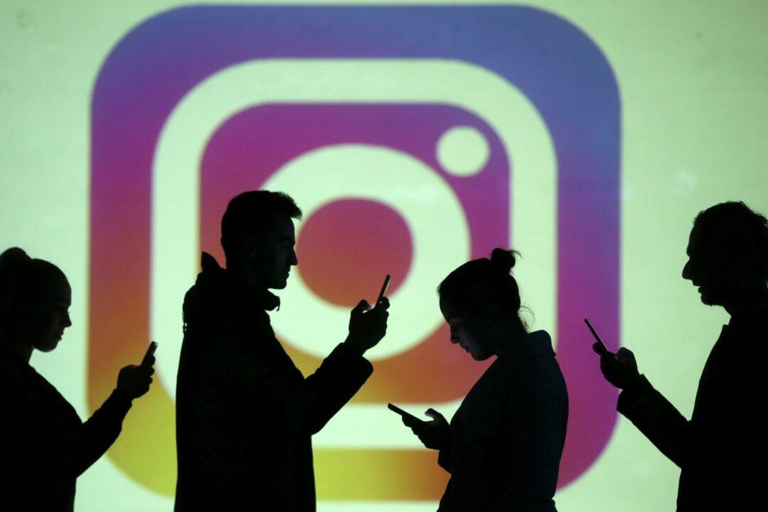 Facebook ‘Labels’ Posts by Hand, Posing Privacy Questions