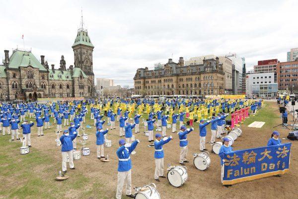Falun Gong practitioners doing the practice’s slow-moving standing exercises during their Falun Dafa Day celebration on Parliament Hill on May 9, 2017. (The Epoch Times)