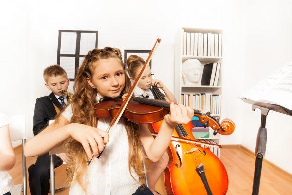 Homeschooled children learning music. (Fotolia)