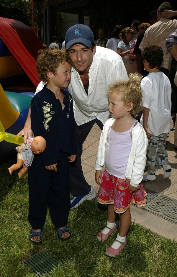 Perry and his children Jack and Sophie attend a party in LA on June 6, 2004 (©Getty Images | <a href="https://www.gettyimages.com/detail/news-photo/actor-luke-perry-and-kids-jack-and-sophie-attend-an-news-photo/50933482?adppopup=true">Vince Bucci</a>)