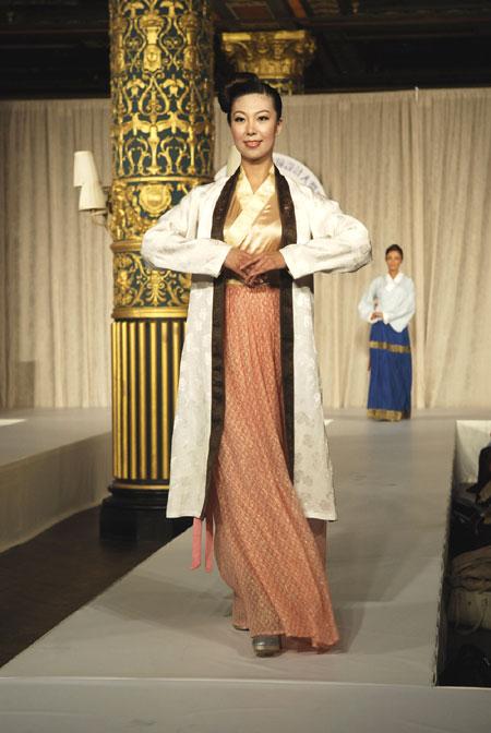 A Song-style dress—the “Beizi style,” which consists of a knee-length outer jacket, a common style worn by ladies in the Song Dynasty. (©<a href="http://hancouture.ntdtv.com">NTDTV)</a>