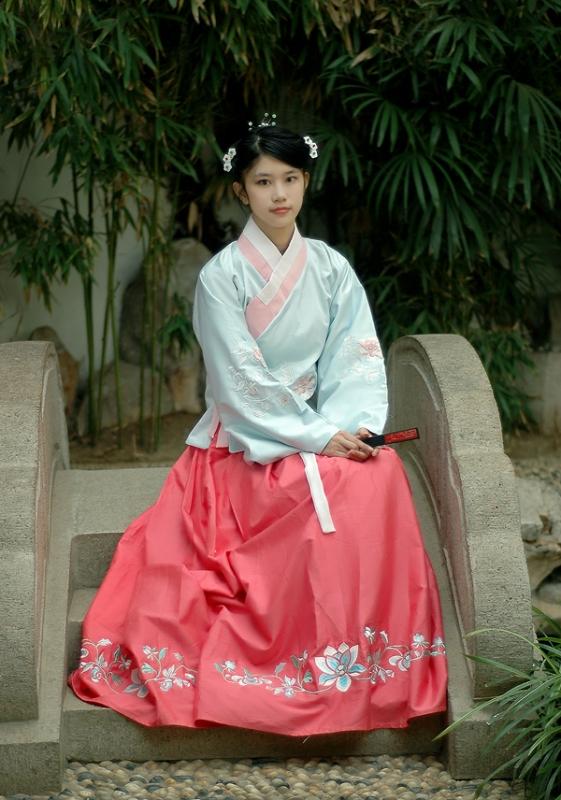 A Ming-style dress (©Wikimedia Commons | <a href="https://commons.wikimedia.org/wiki/File:Hanfulady.jpg">hanfulove</a>)