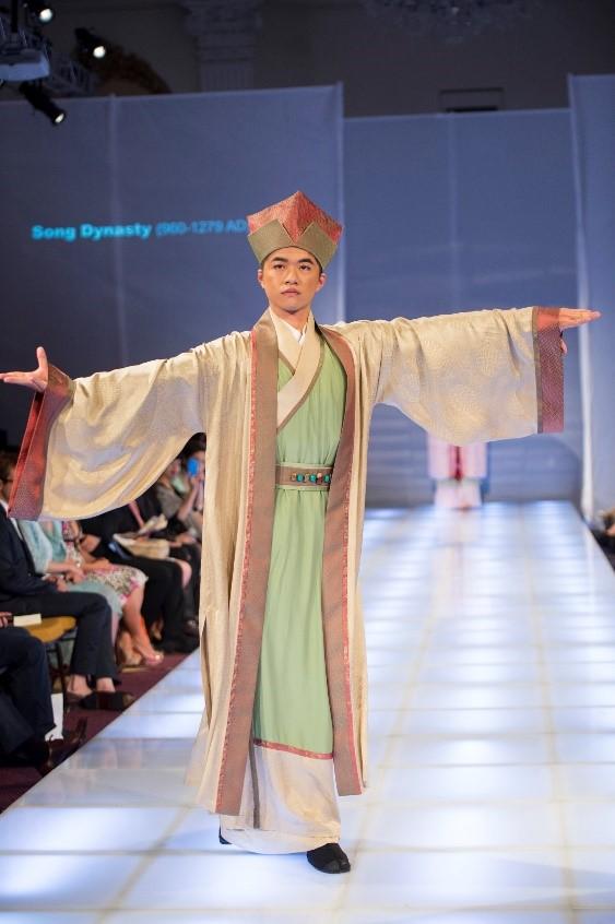Song Dynasty scholar’s ensemble, topped with a classic “Dongpo Wrap.” (©<a href="https://www.theepochtimes.com">The Epoch Times</a> | Dai Bing)