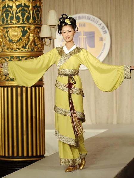 A Qin-Han Dynasty-inspired dress—the "Quju" (曲裾 diagonal body wrapping)  (©<a href="https://www.theepochtimes.com/">The Epoch Times</a> | Dai Bing)