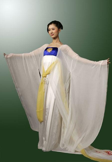 A Tang-style dress—low-cut gown with high waistband and full flowing skirt (©<a href="http://hancouture.ntdtv.com">NTDTV</a>)