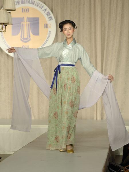 A Song-style dress (©<a href="https://www.theepochtimes.com">The Epoch Times</a> | Dai Bing)