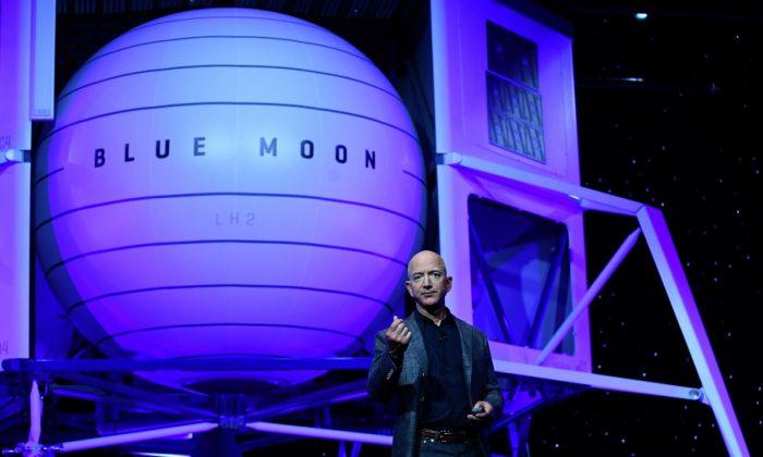 Billionaire Bezos Unveils Moon Lander Mockup, Embraces Trump’s Lunar Timetable