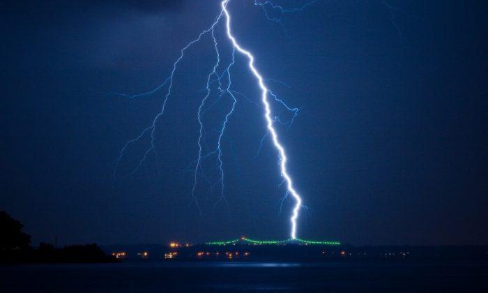 Count it: “Incredible” Lightning Bolt Strikes the Same Place 11 Times in 8 Seconds