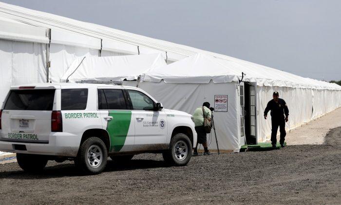 Border Patrol Wants to Build New Tent to Detain Migrants