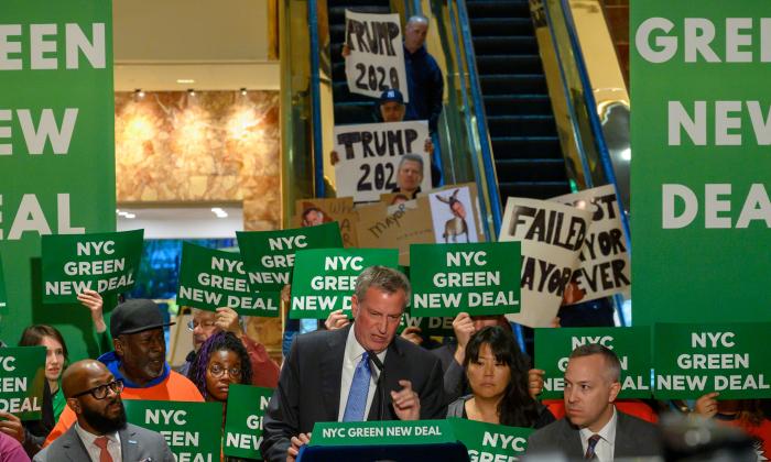 Trump Supporters Upstage NYC Mayor’s Green New Deal Press Conference