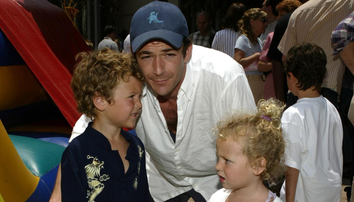 Actor Luke Perry and kids Jack and Sophie attend an afterparty for the premiere of "Garfield - The Movie" at the Twentieth Century Fox studio lot on June 6, 2004, in Los Angeles, California. (Photo by Vince Bucci/Getty Images)