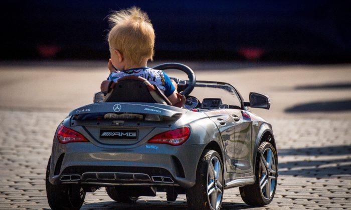 Father Blocks Traffic to Let 1-Year-Old Son Drive Toy Car
