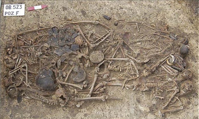 5000-Year-Old Grave Reveals Family of 15 Killed by Blows to Head