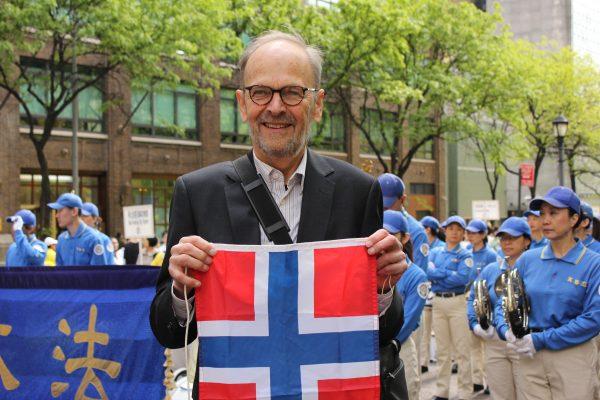 Peder Giertsen, from Norway, holds his nation's flag at the United Nations Plaza on May 16, 2019. (Eva Fu/The Epoch Times)