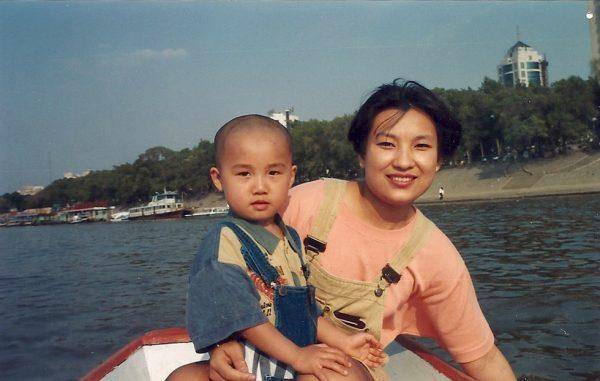 Yin Liping and her son before the persecution against Falun Gong adherents began in 1999. (Minghui.org)