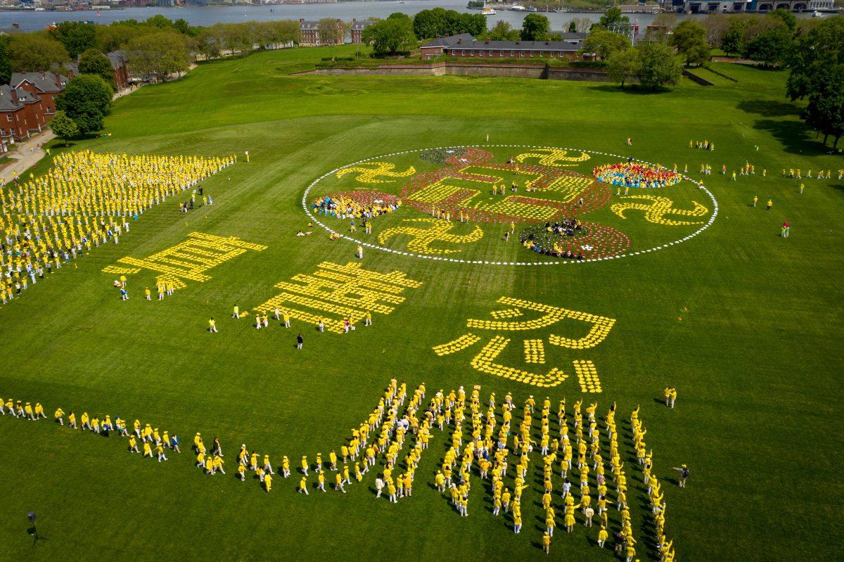 Falun Gong practitioners prepare for the character formation event on Governors Island in New York City on May 18, 2019. (NTD)