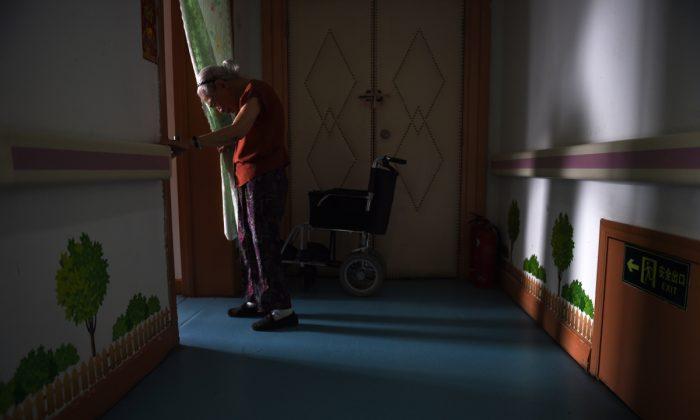 Nurse Ties Elderly Woman to Bed, Family Described It as ‘Torture’