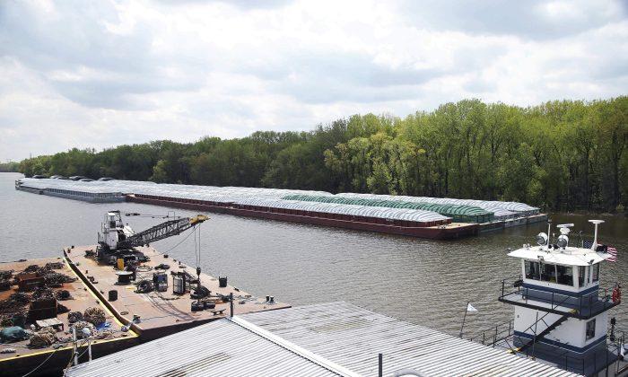 Flooding Disrupts Farm Shipments on the Mississippi River