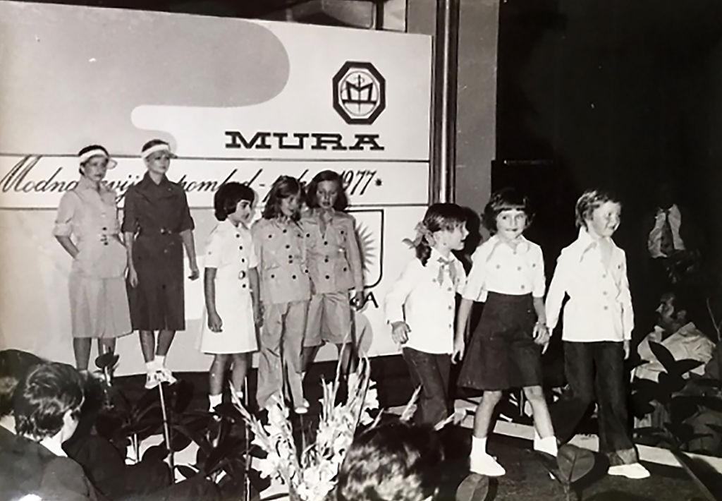 Melania (2nd R) attending a fashion review at Jutranjka, the textile company where her mother used to work, in 1977 (©Getty Images | <a href="https://www.gettyimages.com/detail/news-photo/this-picture-provided-by-courtesy-of-nena-bedek-and-taken-news-photo/523424314?adppopup=true">STR</a>)