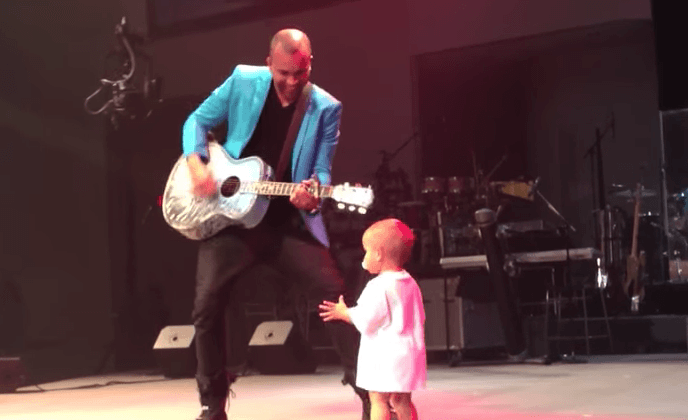 Video: Dancing Baby Steals His Father’s Show