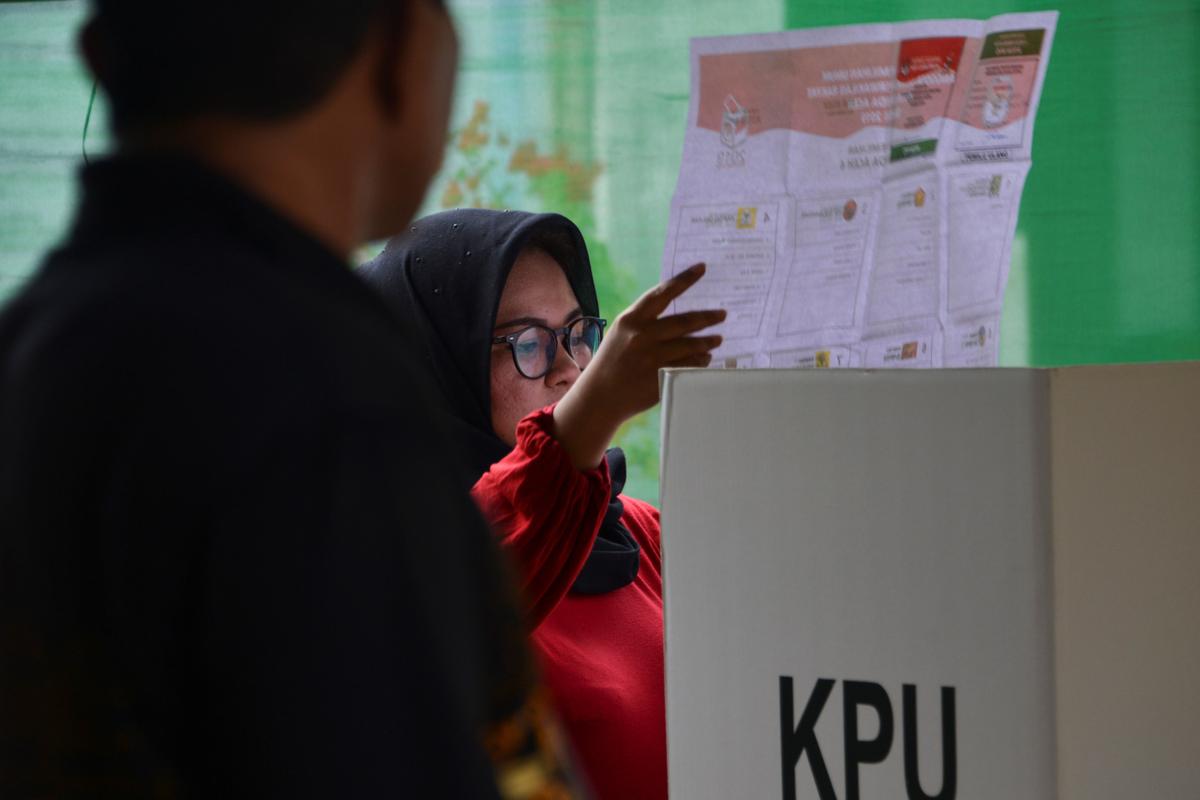 A woman looks at her ballot during a revote due to logistical issues in the country's general election in Banda Aceh on April 25, 2019. (Chaideer Mahyuddin/AFP/Getty Images)