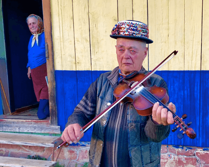 Mykhailo Tafijchuk plays the violin. (Tim Johnson)
