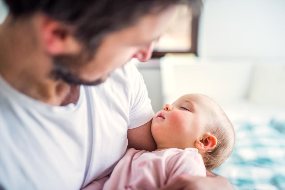 Illustration - Shutterstock | <a href="https://www.shutterstock.com/image-photo/father-holding-sleeping-toddler-girl-home-1099760117">Halfpoint</a>