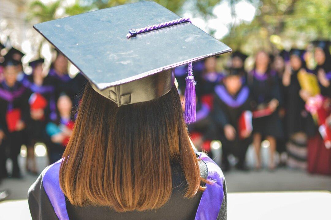 Teen Mom Graduates with $1 Million in Scholarships, Top Honors