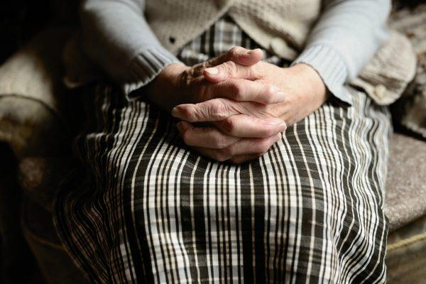 Hands of an elderly woman. (congerdesign/Pixabay)