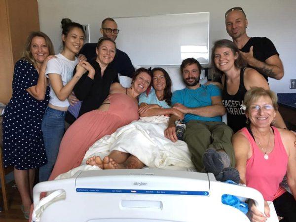 Amanda Eller, a yoga instructor who went missing for 17 days while hiking in Maui's Makawao Forest Reserve, poses for a photo from her hospital bed with her peers at Maui Memorial Medical Center in Hawaii, U.S., after she was rescued during a search operation, on May 25, 2019. (SARAH HAYNES Ð FINDAMANDA/via REUTERS)