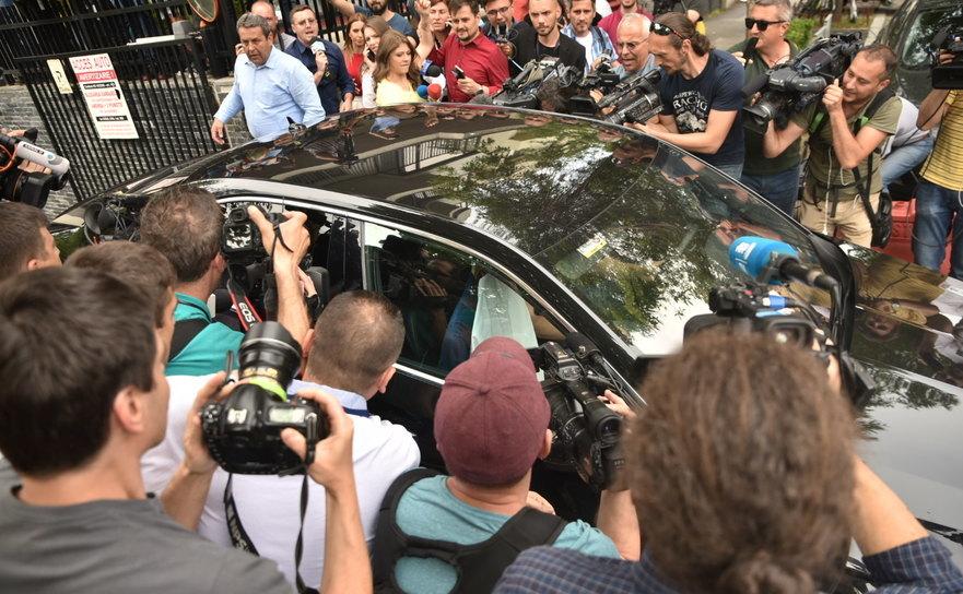 A car allegedly transporting the head of Social Democrat Party Liviu Dragnea, drives out of his home en route to jail in Bucharest, Romania on May 27, 2019. (Mihuţ Savu/The Epoch Times)