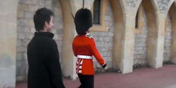 The tourist approaches the guard (YouTube)