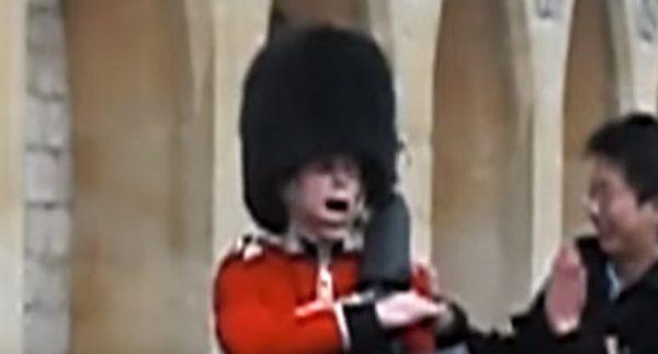 The guard then responds to the tourist (YouTube)