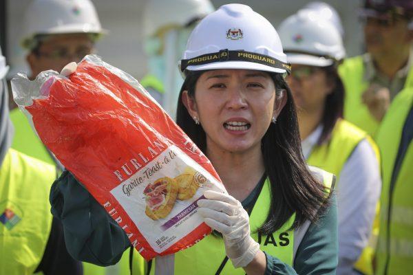 Malaysia's Minister of Energy, Science, Technology, Environment and Climate Change Yeo Bee Yin shows a sample of plastic waste shipment in Port Klang, Malaysia, on May 28, 2019. (Vincent /AP Photo)