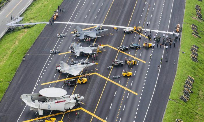 Taiwan Lands Aircraft on Highway as Part of Military Drills to Counter China