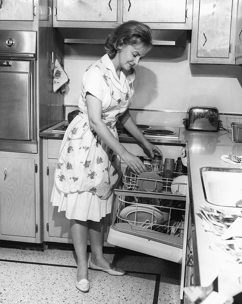 Turn off all noisy electrical equipment (©Getty Images | <a href="https://www.gettyimages.com/detail/news-photo/woman-washing-dishes-news-photo/72325928?adppopup=true">George Marks</a>)