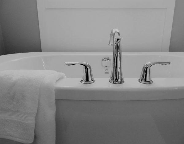 Photo of a bathtub (Pixabay)