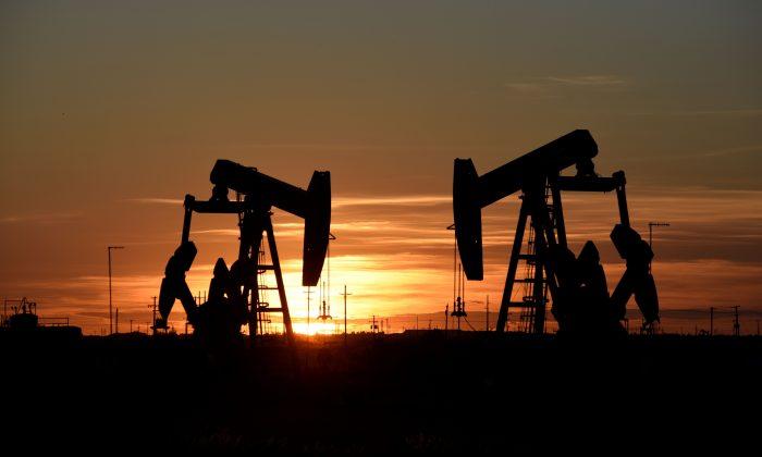 Oil Falls 4 Percent as US Inventories Decline Less Than Expected