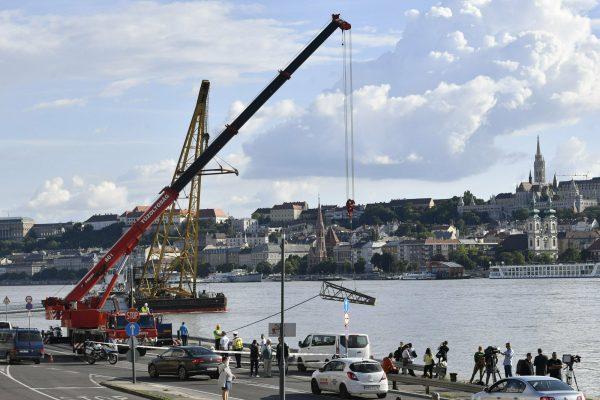 A structure to be used in the rescue operation is unloaded by a crane on the riverbank near Margaret Bridge, in Budapest, Hungary, on May 31, 2019. (Zoltan Mathe/MTI via AP)