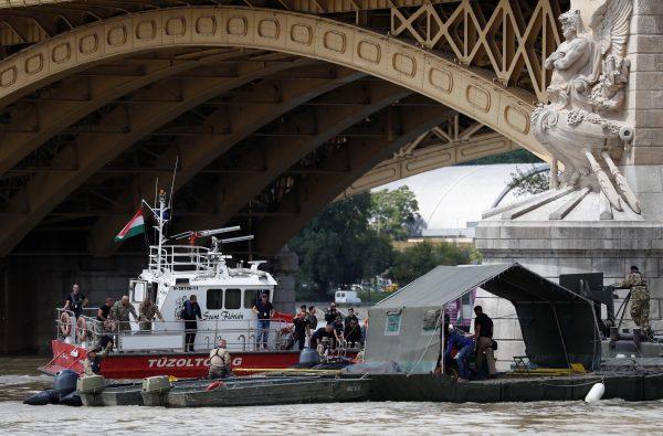 A rescue boat is seen at the site of a ship accident, which killed several people, near Margaret Bridge on the Danube river in Budapest, Hungary, May 31, 2019. (Bernadett Szabo/Reuters)