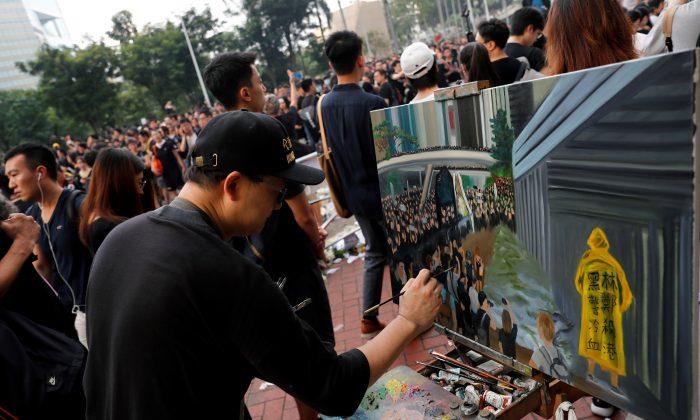 Hong Kong Artist Wields a Paintbrush at Hong Kong Mass Protests