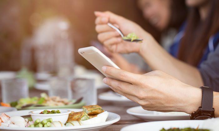 Sons Are Texting at Dinner, Watch the Fed-Up Dad’s Crazy Act to Get Their Attention